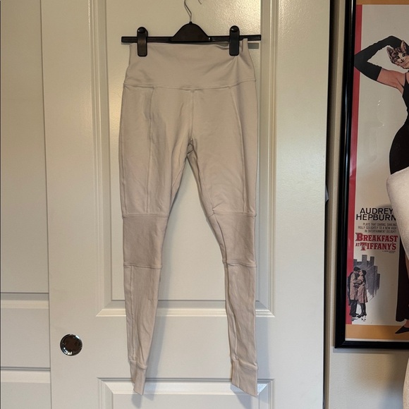 Alo yoga high waisted cream cargo leggings - Picture 4 of 13